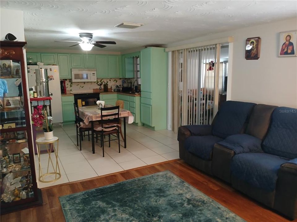 For Sale: $279,000 (2 beds, 2 baths, 936 Square Feet)