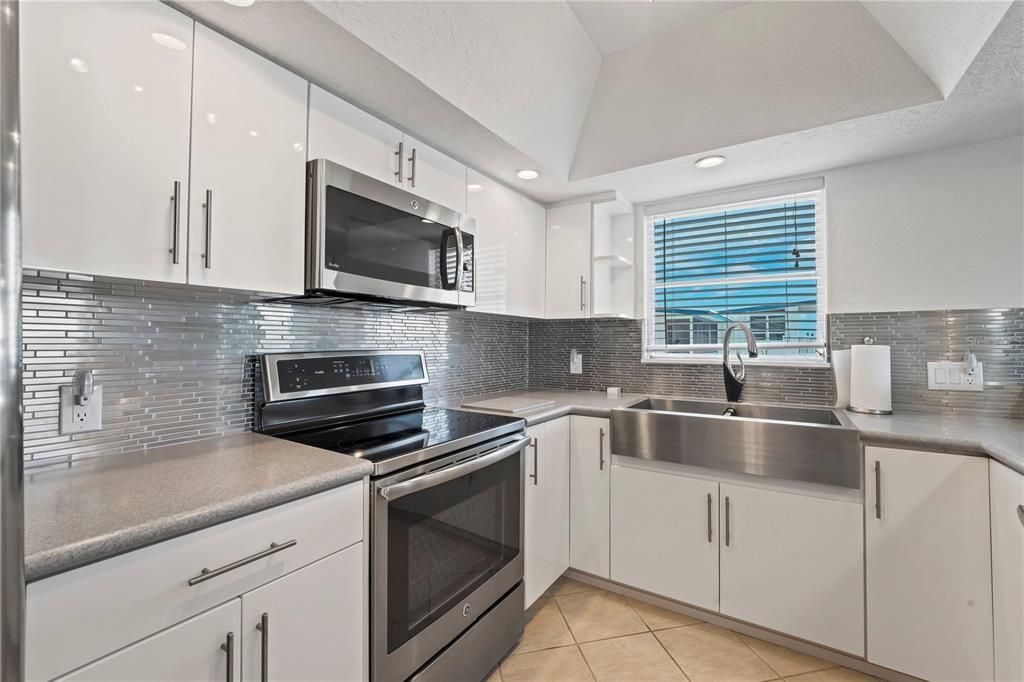 For Sale: $849,000 (2 beds, 2 baths, 1120 Square Feet)