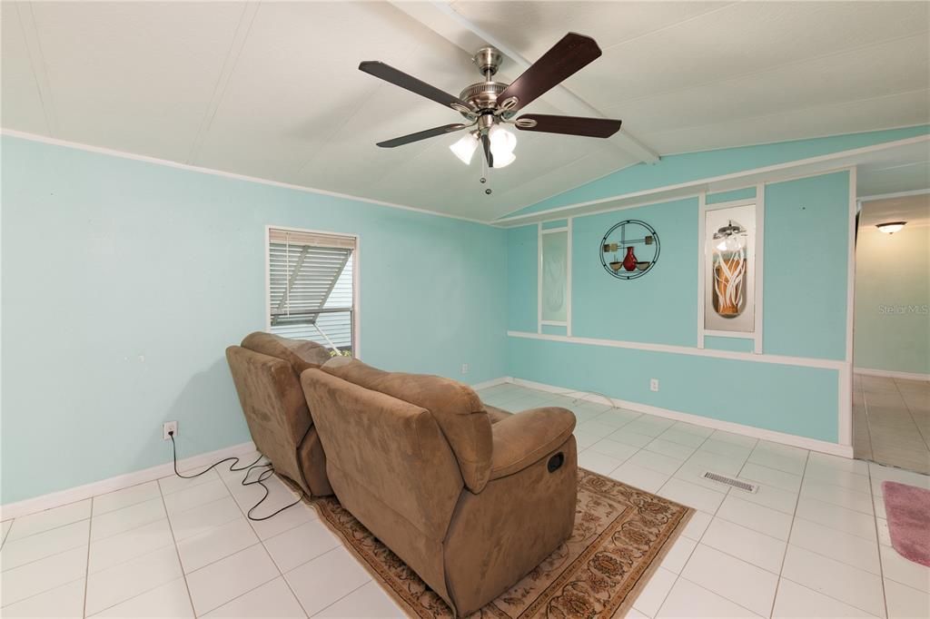 For Sale: $249,000 (4 beds, 2 baths, 1070 Square Feet)