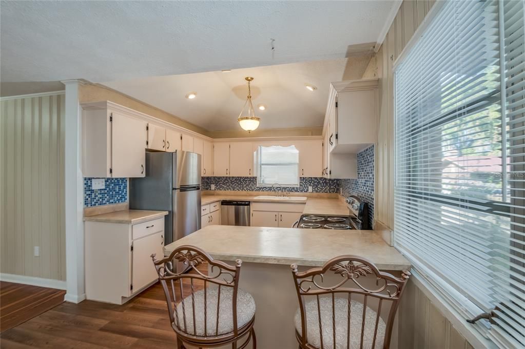 Kitchen with breakfast bar