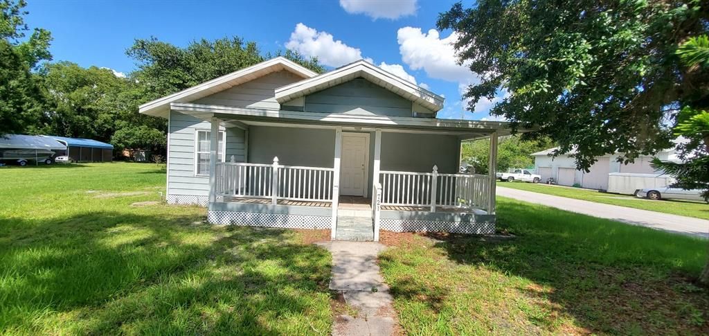 Active With Contract: $1,600 (3 beds, 2 baths, 1413 Square Feet)