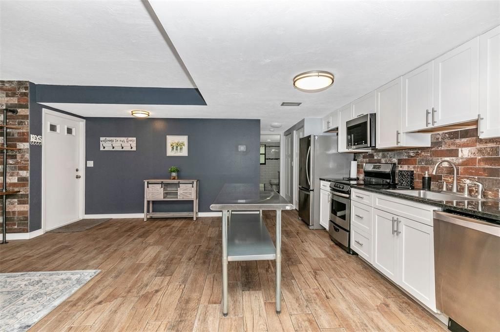For Sale: $189,750 (1 beds, 1 baths, 846 Square Feet)