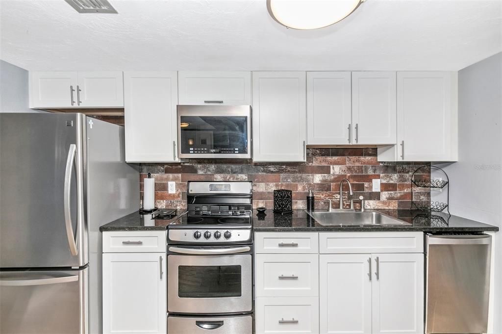 For Sale: $189,750 (1 beds, 1 baths, 846 Square Feet)