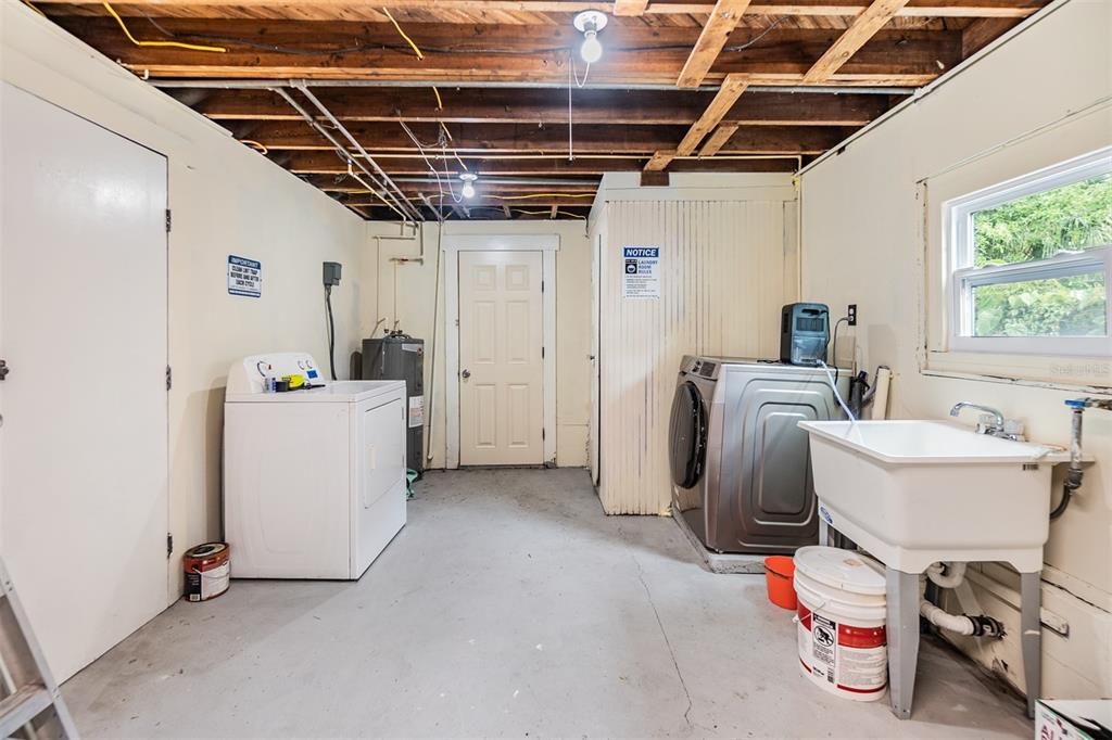 Downstair garage LARGE Laundry Room