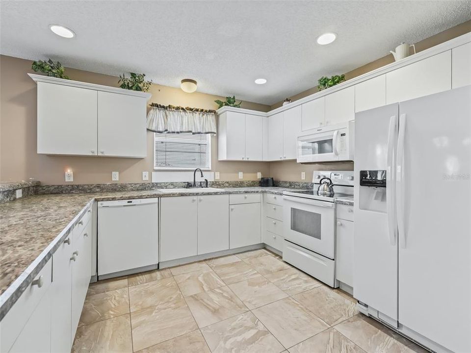 For Sale: $324,900 (2 beds, 2 baths, 1156 Square Feet)