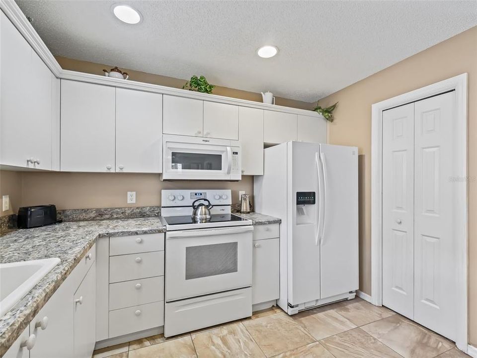 For Sale: $324,900 (2 beds, 2 baths, 1156 Square Feet)