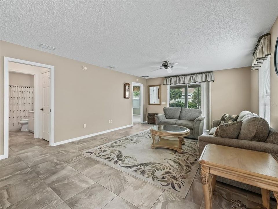 For Sale: $324,900 (2 beds, 2 baths, 1156 Square Feet)