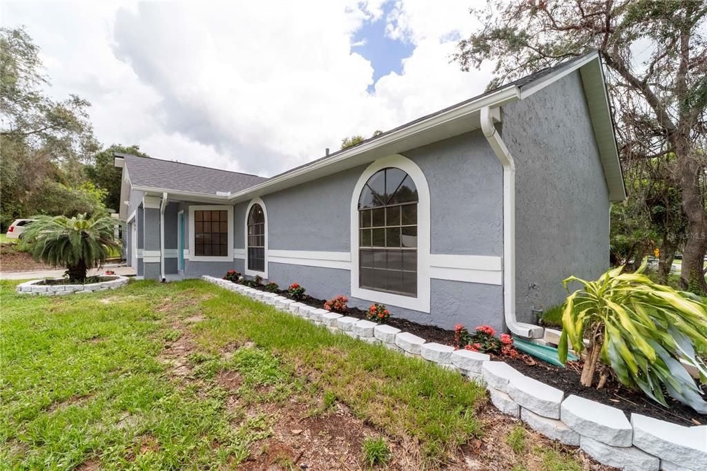 For Sale: $299,990 (3 beds, 2 baths, 1078 Square Feet)