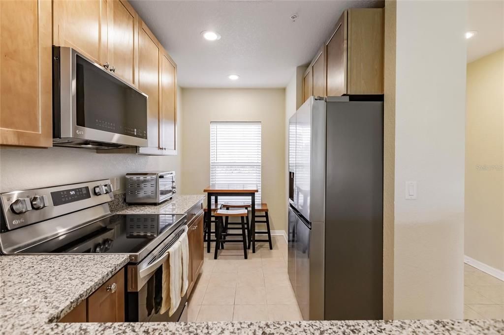 For Sale: $299,900 (2 beds, 2 baths, 996 Square Feet)