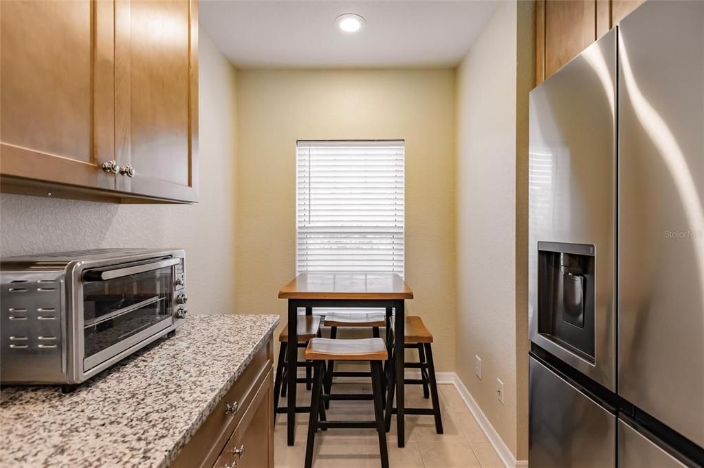 For Sale: $299,900 (2 beds, 2 baths, 996 Square Feet)