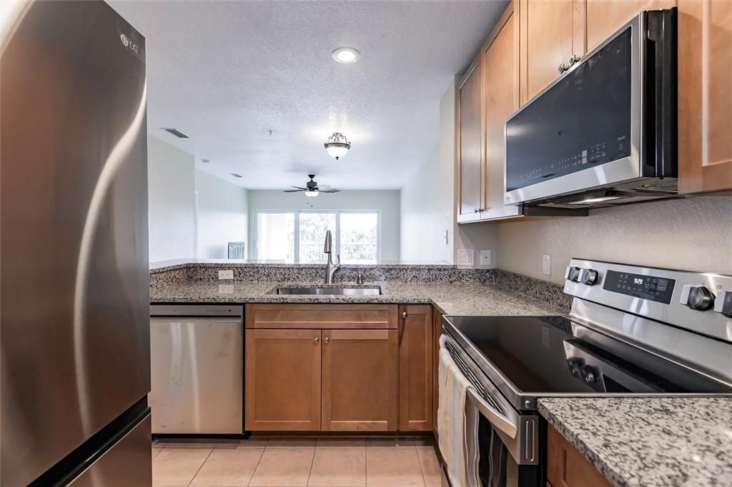 For Sale: $299,900 (2 beds, 2 baths, 996 Square Feet)