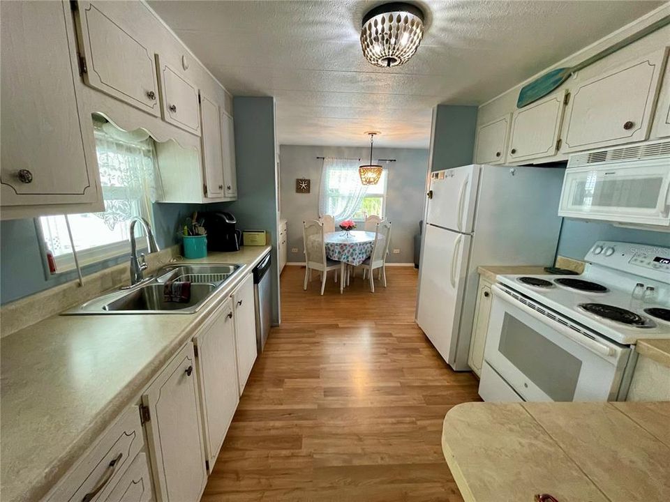 For Sale: $167,900 (2 beds, 2 baths, 960 Square Feet)