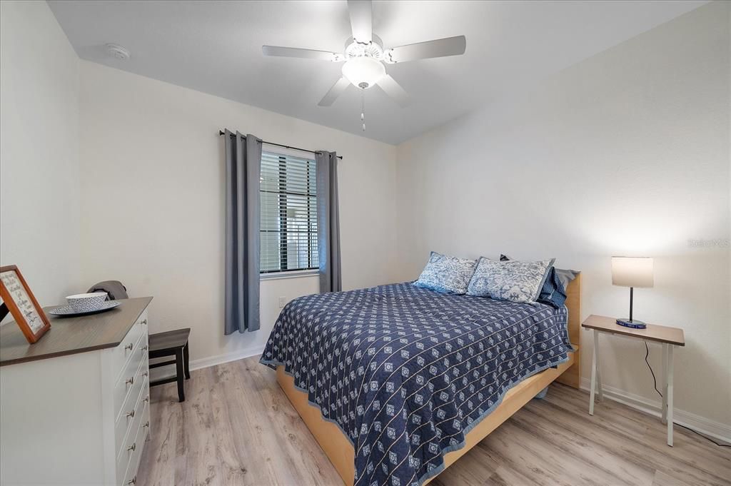 For Sale: $325,000 (2 beds, 2 baths, 1121 Square Feet)