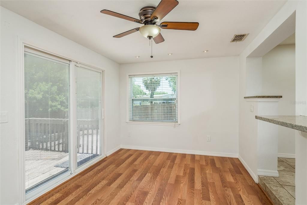 For Sale: $250,000 (2 beds, 1 baths, 1061 Square Feet)