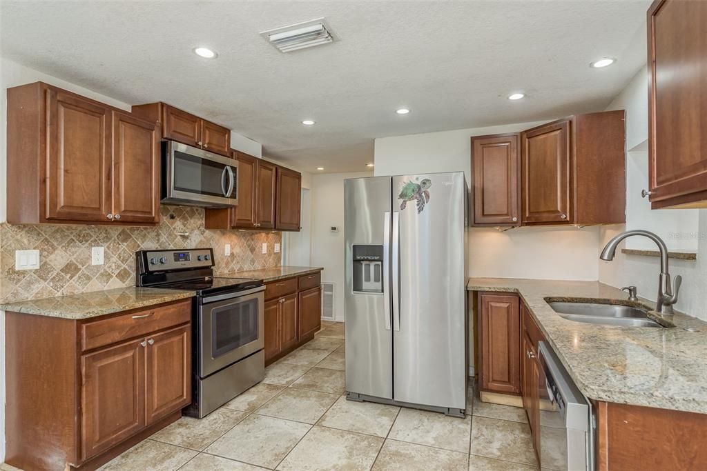 For Sale: $250,000 (2 beds, 1 baths, 1061 Square Feet)