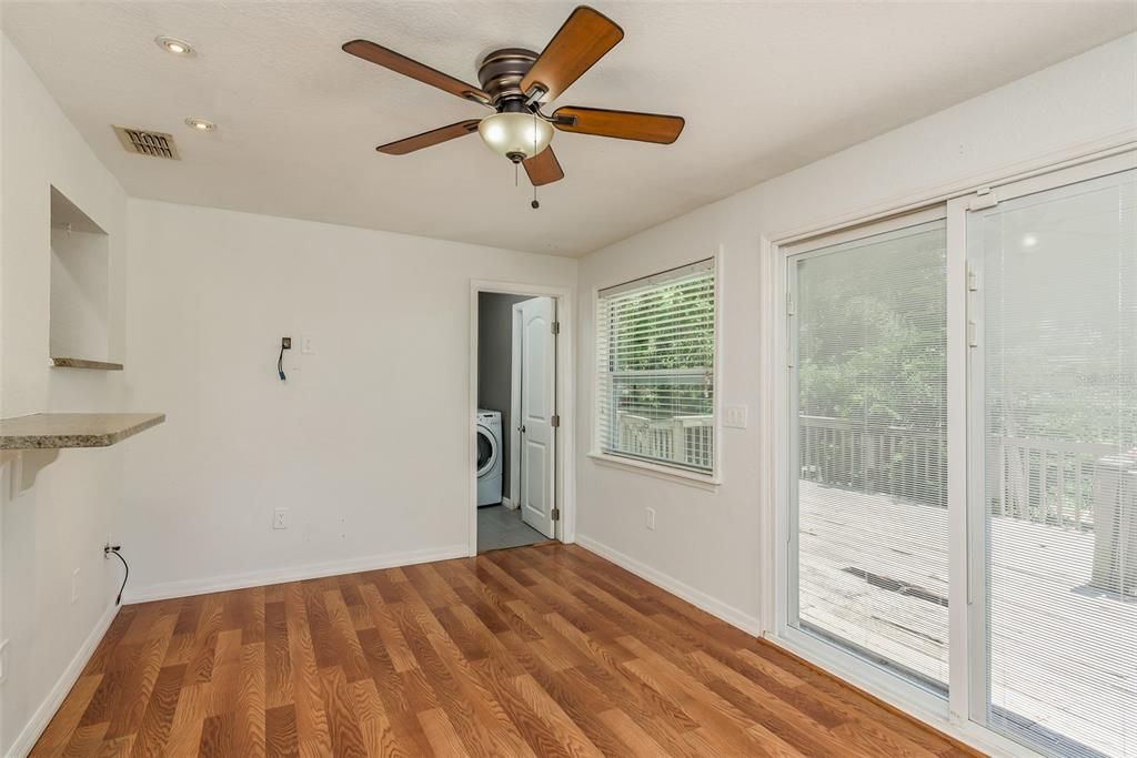 For Sale: $250,000 (2 beds, 1 baths, 1061 Square Feet)