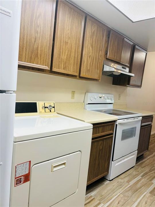 For Sale: $194,500 (1 beds, 1 baths, 672 Square Feet)