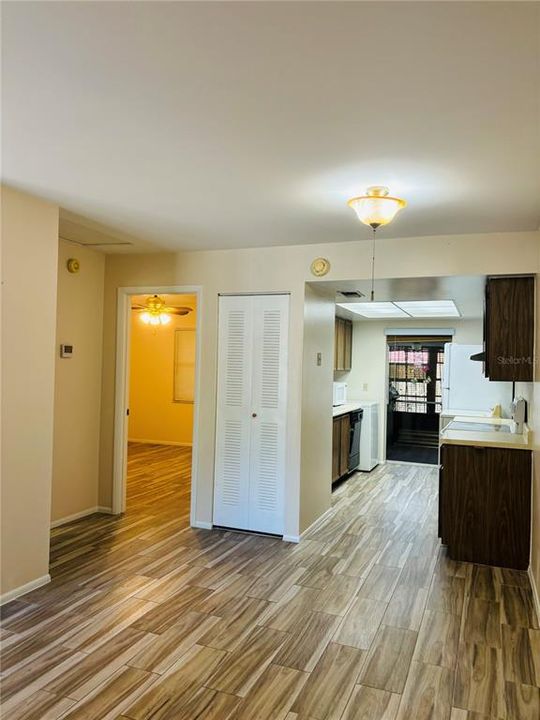 For Sale: $194,500 (1 beds, 1 baths, 672 Square Feet)