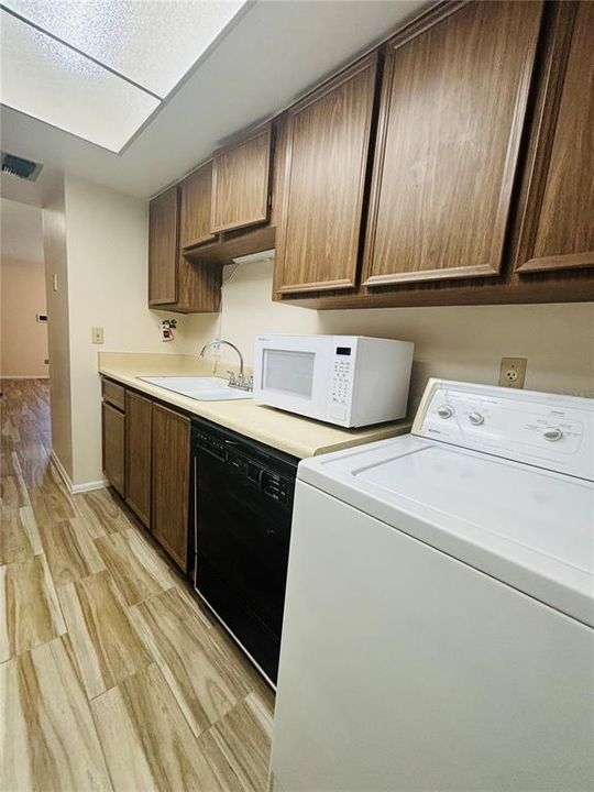 For Sale: $194,500 (1 beds, 1 baths, 672 Square Feet)