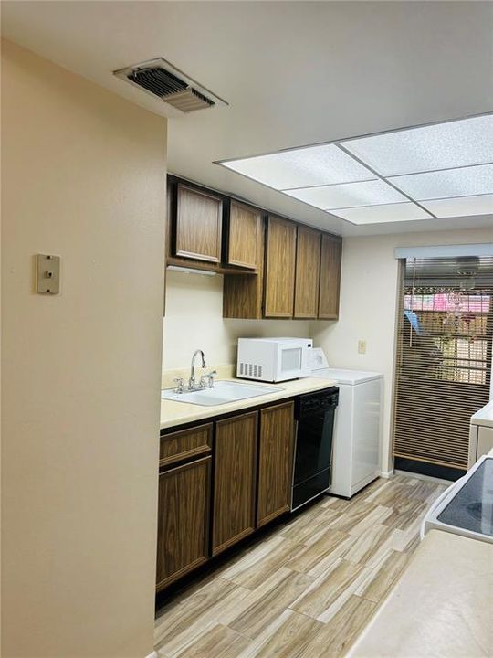 For Sale: $194,500 (1 beds, 1 baths, 672 Square Feet)