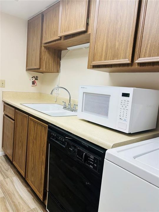 For Sale: $194,500 (1 beds, 1 baths, 672 Square Feet)