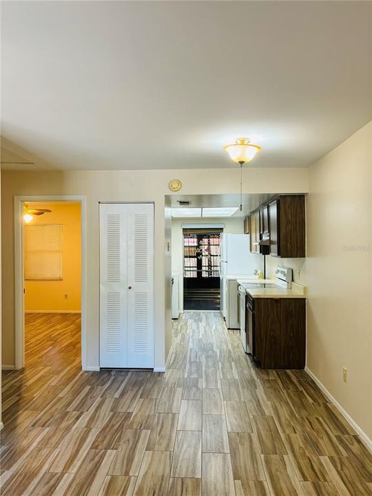 For Sale: $194,500 (1 beds, 1 baths, 672 Square Feet)