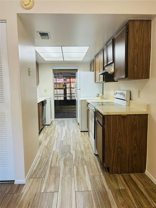 For Sale: $194,500 (1 beds, 1 baths, 672 Square Feet)