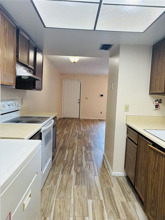 For Sale: $194,500 (1 beds, 1 baths, 672 Square Feet)