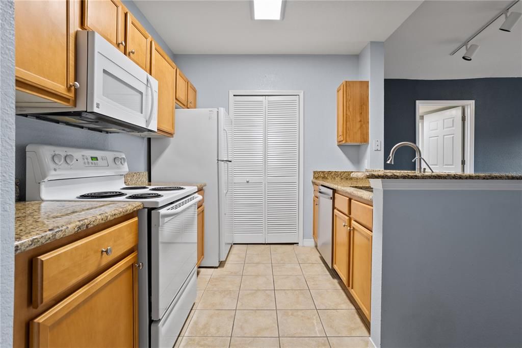 For Sale: $235,000 (2 beds, 2 baths, 1024 Square Feet)