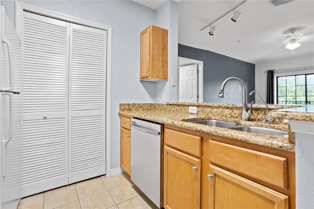 For Sale: $235,000 (2 beds, 2 baths, 1024 Square Feet)