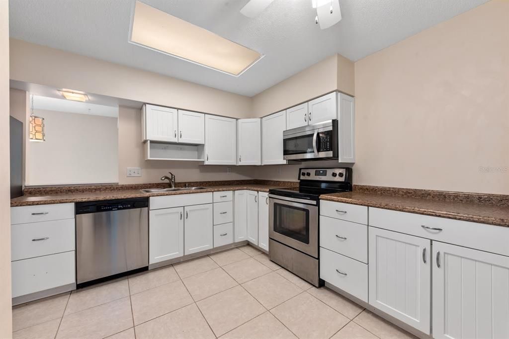 For Rent: $2,100 (2 beds, 2 baths, 982 Square Feet)