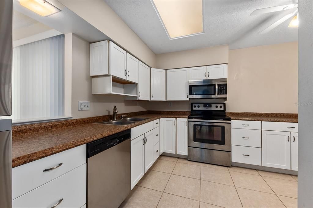 For Rent: $2,100 (2 beds, 2 baths, 982 Square Feet)