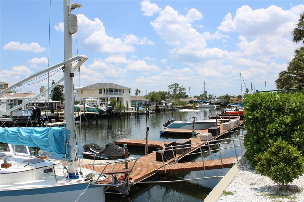 For Sale: $333,000 (2 beds, 2 baths, 950 Square Feet)