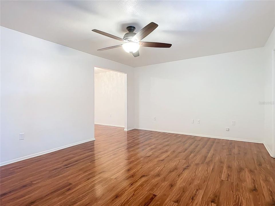 For Sale: $160,000 (1 beds, 1 baths, 726 Square Feet)