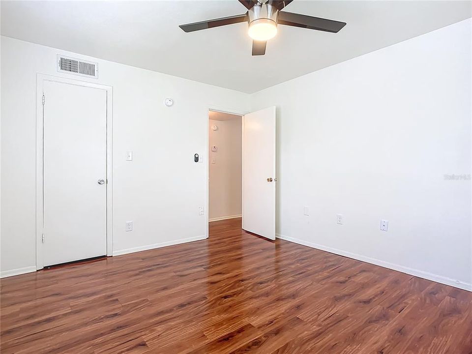 For Sale: $160,000 (1 beds, 1 baths, 726 Square Feet)