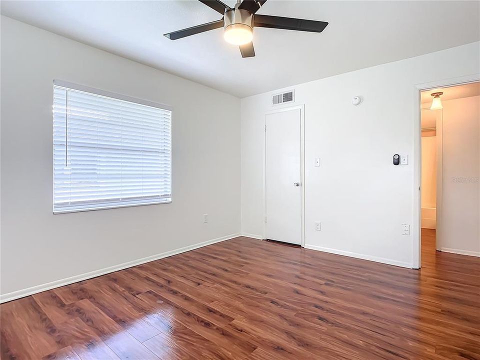 For Sale: $160,000 (1 beds, 1 baths, 726 Square Feet)