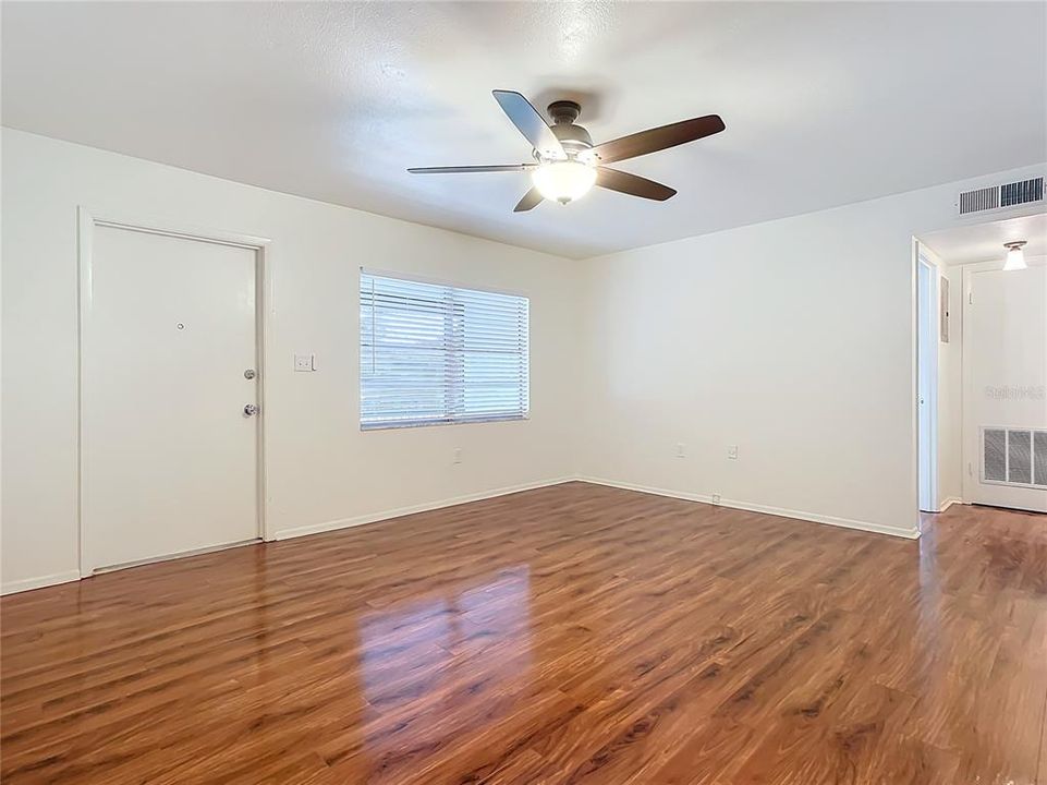 For Sale: $160,000 (1 beds, 1 baths, 726 Square Feet)