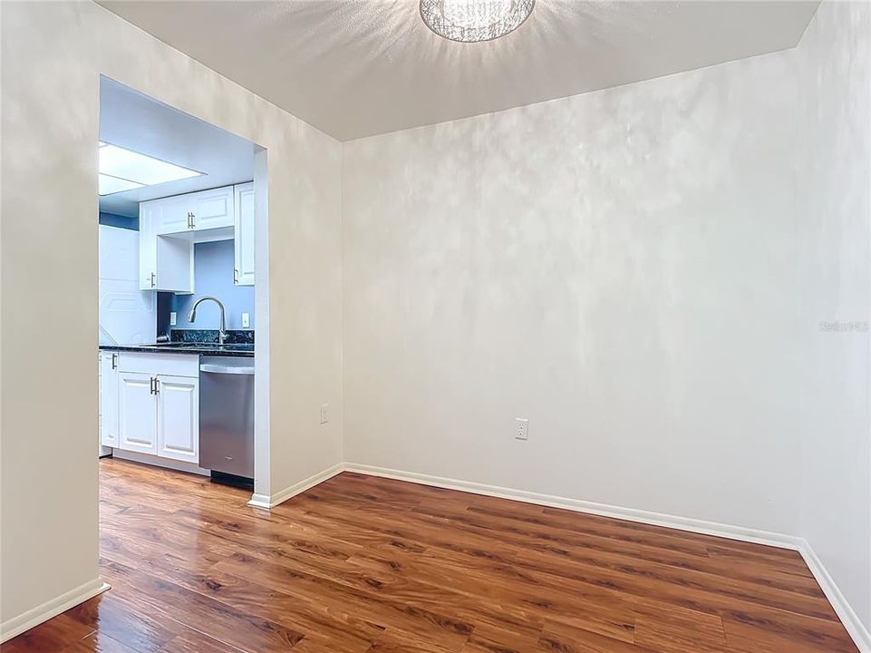 For Sale: $160,000 (1 beds, 1 baths, 726 Square Feet)