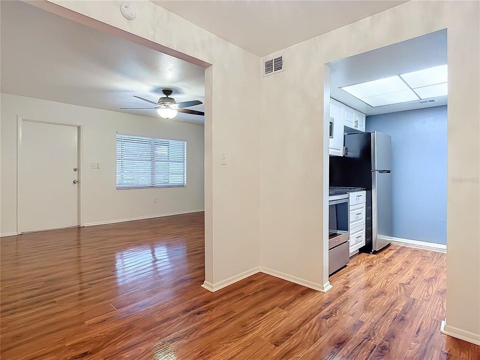 For Sale: $160,000 (1 beds, 1 baths, 726 Square Feet)