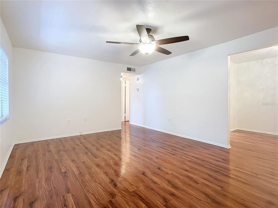For Sale: $160,000 (1 beds, 1 baths, 726 Square Feet)