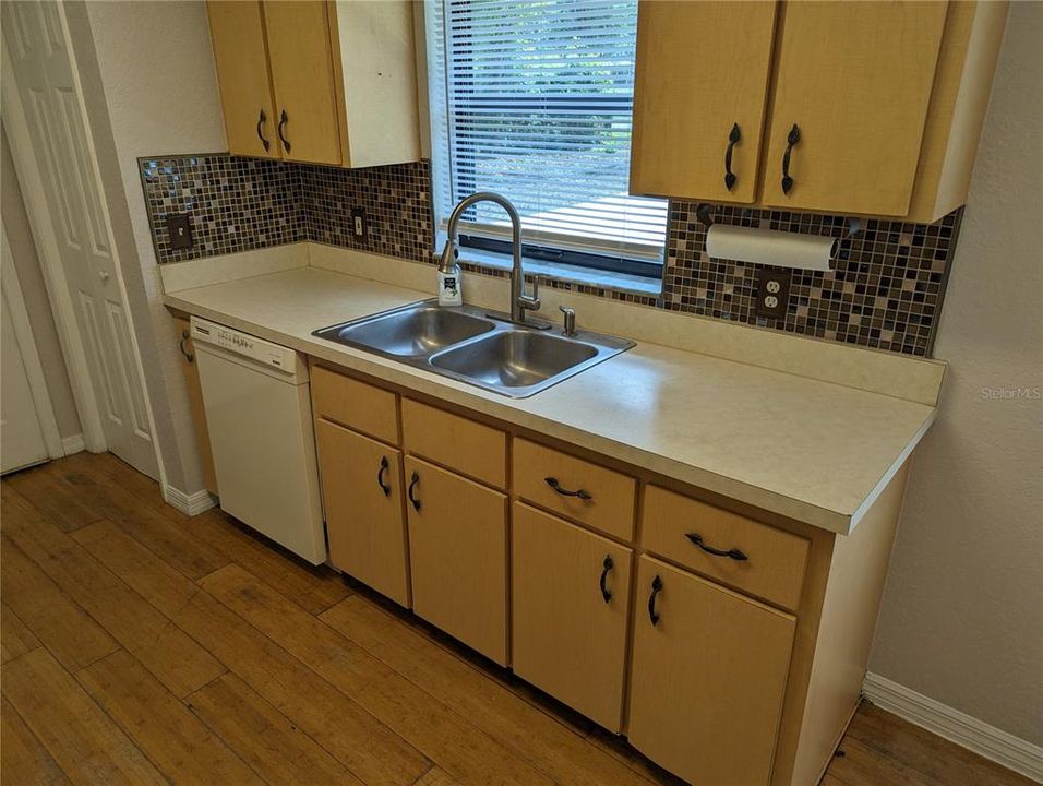 For Rent: $1,750 (3 beds, 2 baths, 1027 Square Feet)