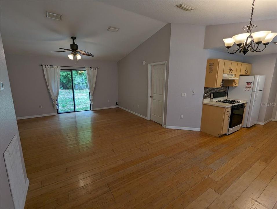 For Rent: $1,750 (3 beds, 2 baths, 1027 Square Feet)