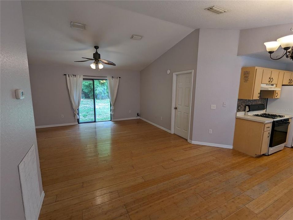 For Rent: $1,750 (3 beds, 2 baths, 1027 Square Feet)