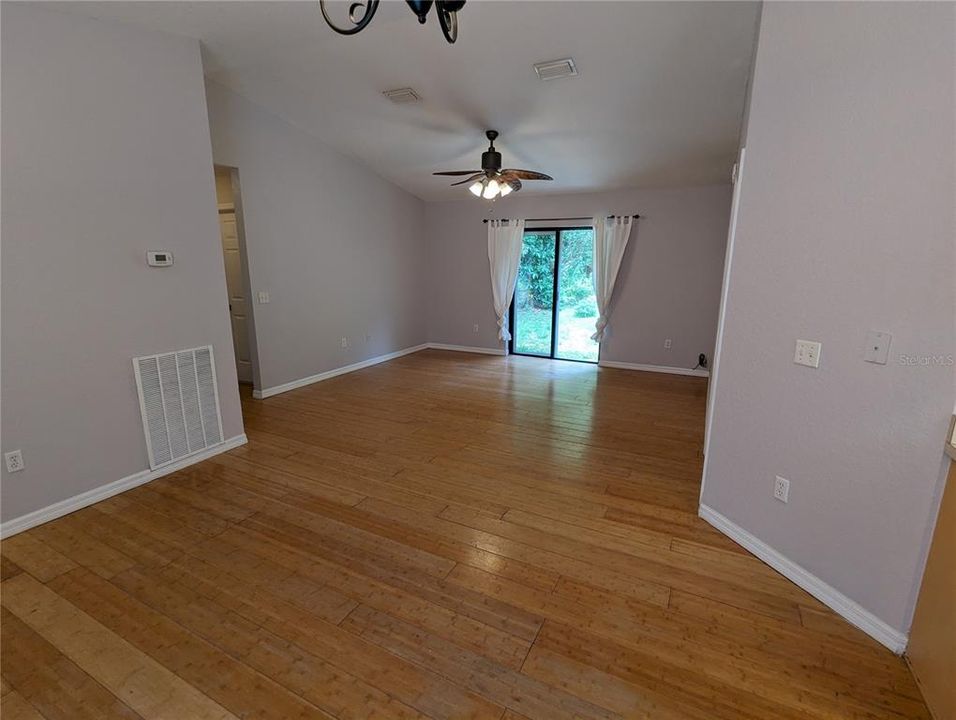 For Rent: $1,750 (3 beds, 2 baths, 1027 Square Feet)