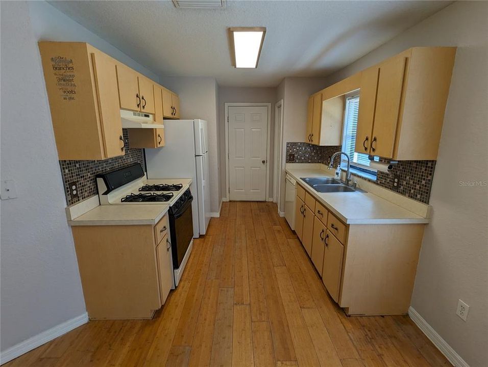 For Rent: $1,750 (3 beds, 2 baths, 1027 Square Feet)