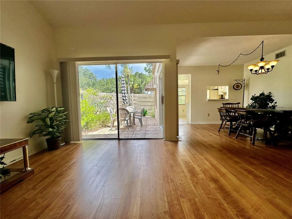 For Sale: $247,500 (2 beds, 2 baths, 1025 Square Feet)