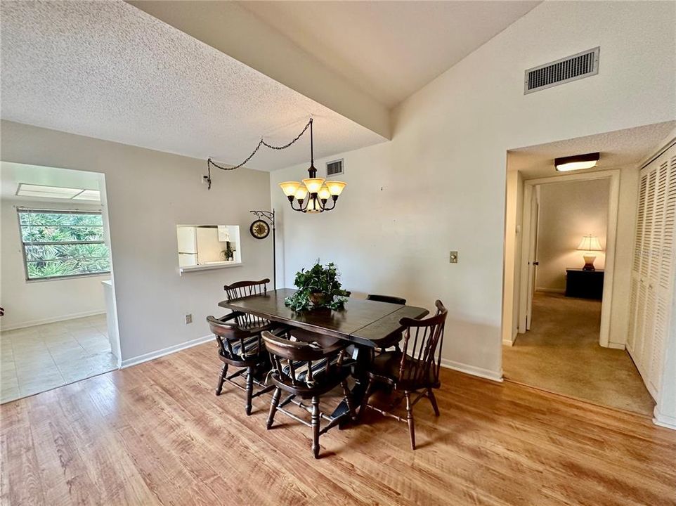 For Sale: $247,500 (2 beds, 2 baths, 1025 Square Feet)