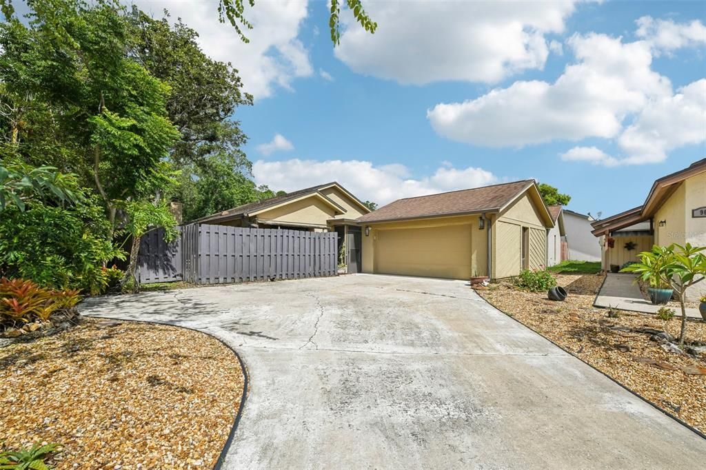 Welcome to your new Winter Springs home, perfectly situated off a quiet CUL-DE-SAC in the Wedgewood Golf Villas, this unique Tuskawilla home has 3-bedrooms, 2-full baths along with a NEW WHOLE HOME GENERATOR, open living and dining areas under VAULTED WOOD SLAT/BEAM CEILINGS, STAINED CONCRETE FLOORS throughout and not one but two large SCREENED LANAI’S!