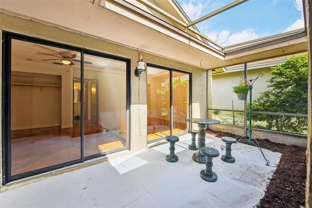 FRONT ENTRY/SCREENED LANAI.