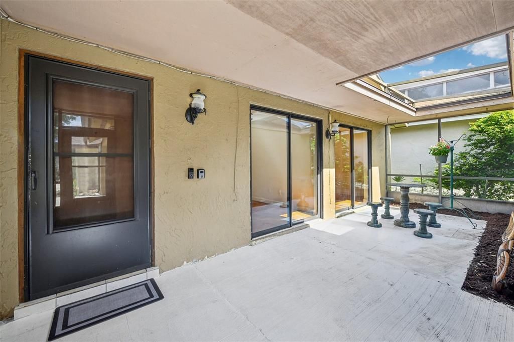 FRONT ENTRY/SCREENED LANAI.